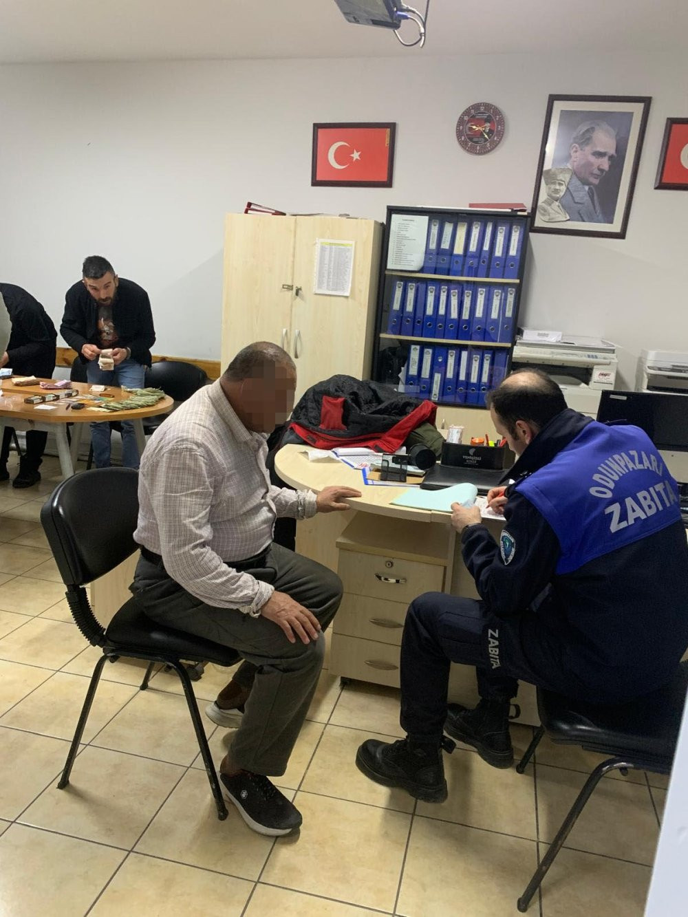 Görme engelli taklidi yapan dilencinin üzerinden çıkanlar ağızları açık bıraktı