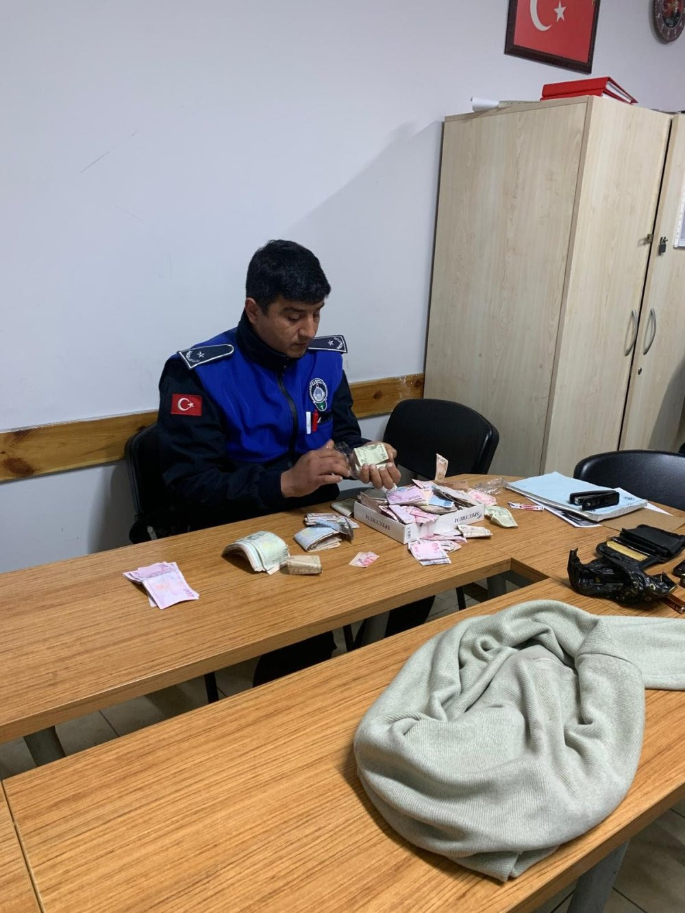 Görme engelli taklidi yapan dilencinin üzerinden çıkanlar ağızları açık bıraktı