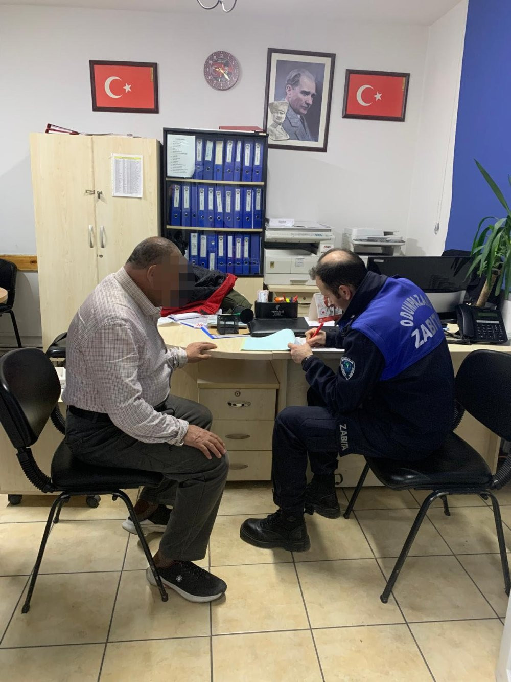 Görme engelli taklidi yapan dilencinin üzerinden çıkanlar ağızları açık bıraktı