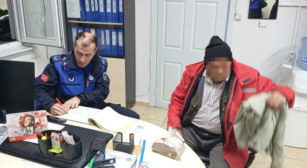 Görme engelli taklidi yapan dilencinin üzerinden çıkanlar ağızları açık bıraktı