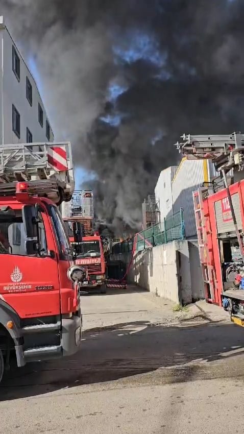 İstanbul'da fabrikada yangın paniği! Ekipler müdahale ediyor