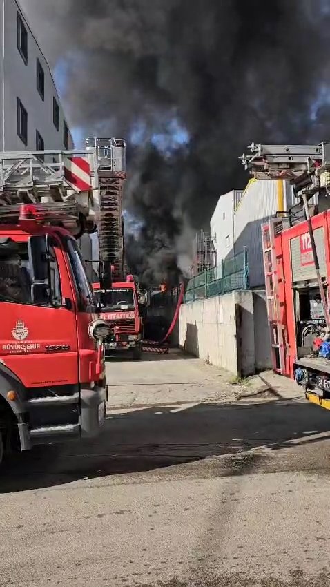 İstanbul'da fabrikada yangın paniği! Ekipler müdahale ediyor