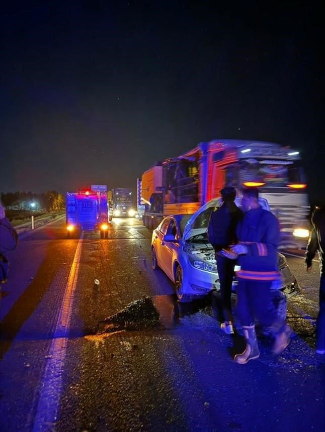 Akıl olmaz kaza! TIR’dan fırlayan teker otomobil sürücüsünü öldürüyordu