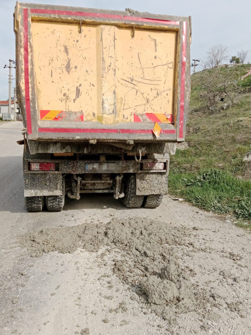 Yola beton döken kamyonun sahibi firmaya ceza