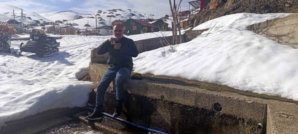 Güzel havaları fırsat bildiler! Obaları kar motoru ile gezdiler