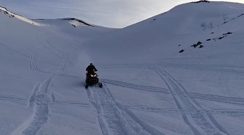 Güzel havaları fırsat bildiler! Obaları kar motoru ile gezdiler