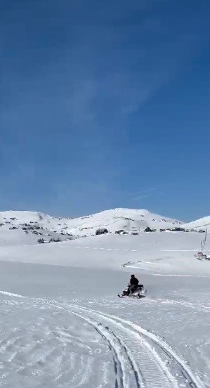 Güzel havaları fırsat bildiler! Obaları kar motoru ile gezdiler