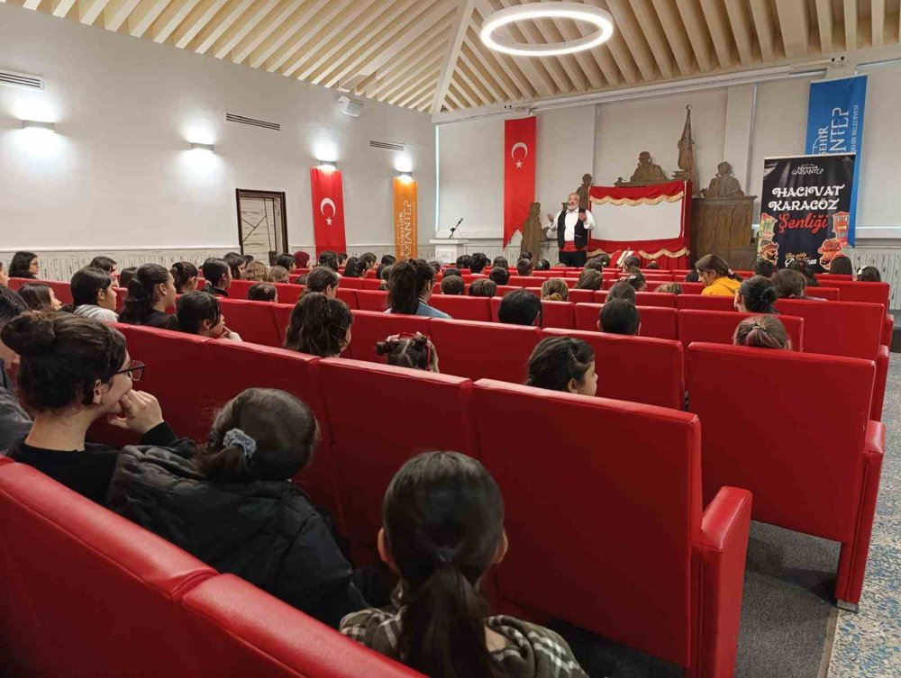 Hacivat Karagöz Şenliği’ne yoğun ilgi