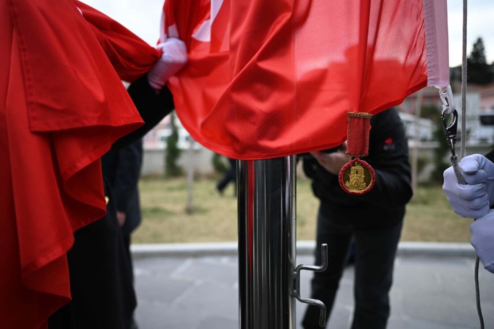 ‘Çanakkale Geçilmez’ 235 bin şehit adına: Altın madalyalı bayrak göndere çekildi