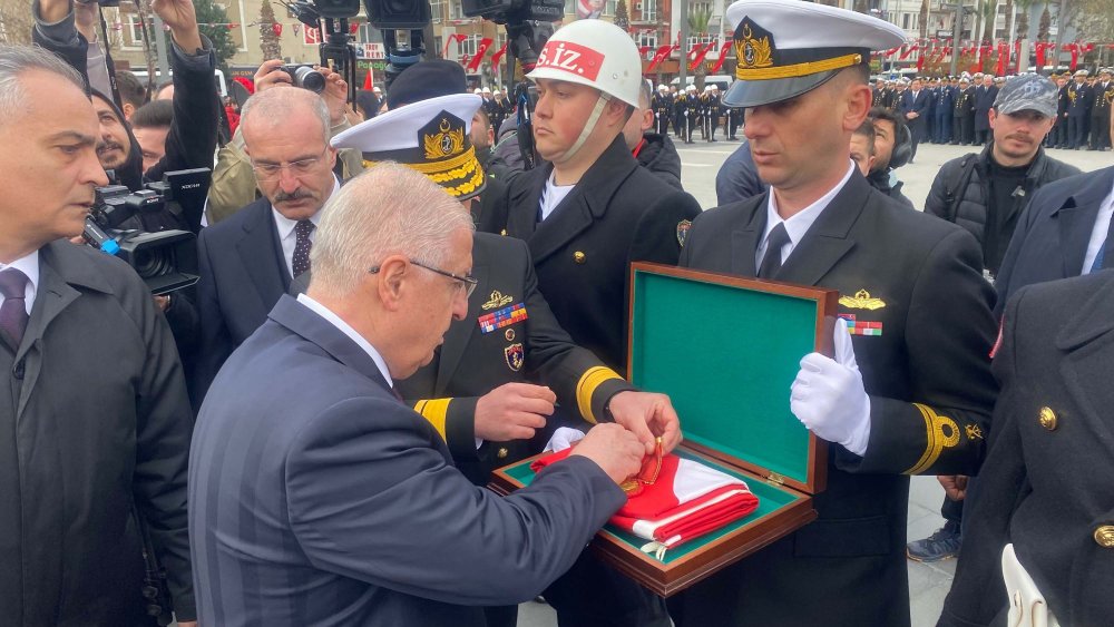 ‘Çanakkale Geçilmez’ 235 bin şehit adına: Altın madalyalı bayrak göndere çekildi