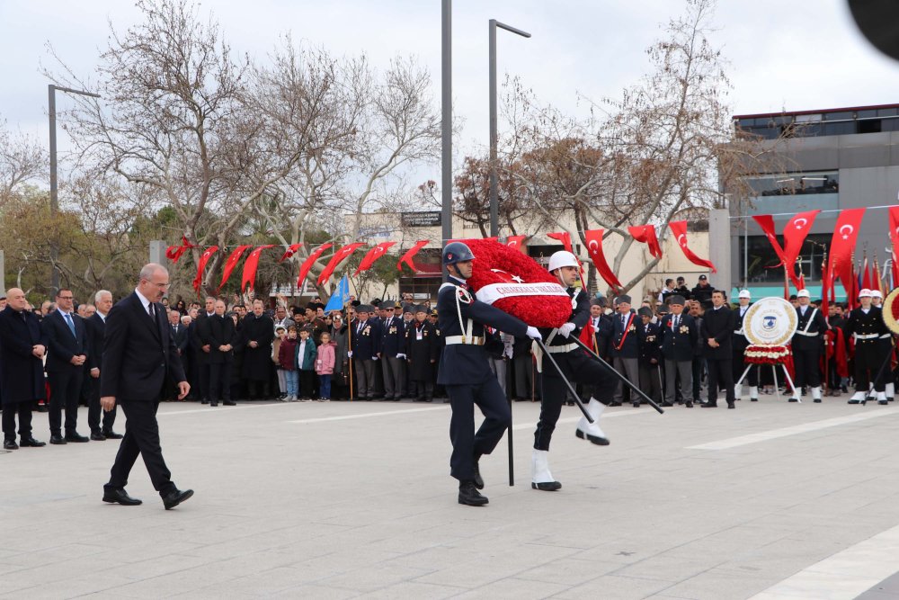 ‘Çanakkale Geçilmez’ 235 bin şehit adına: Altın madalyalı bayrak göndere çekildi
