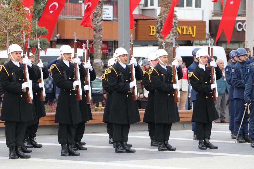 ‘Çanakkale Geçilmez’ 235 bin şehit adına: Altın madalyalı bayrak göndere çekildi