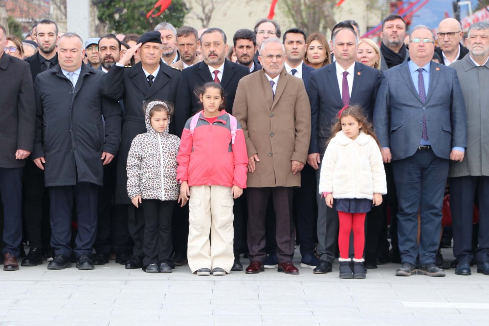 ‘Çanakkale Geçilmez’ 235 bin şehit adına: Altın madalyalı bayrak göndere çekildi
