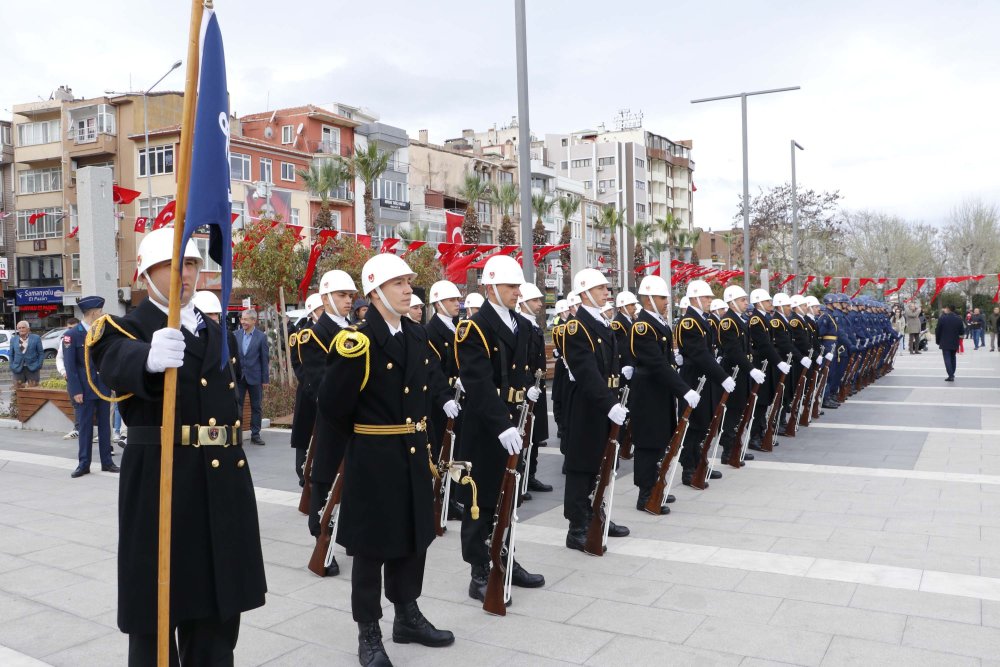 ‘Çanakkale Geçilmez’ 235 bin şehit adına: Altın madalyalı bayrak göndere çekildi