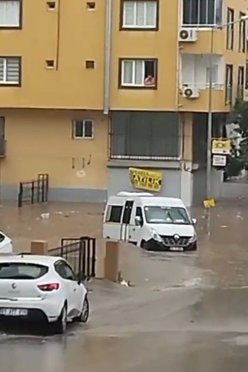 Adana’da yağmur sonrası yollar göle döndü! Öğrenciler servis aracından böyle tahliye edildi