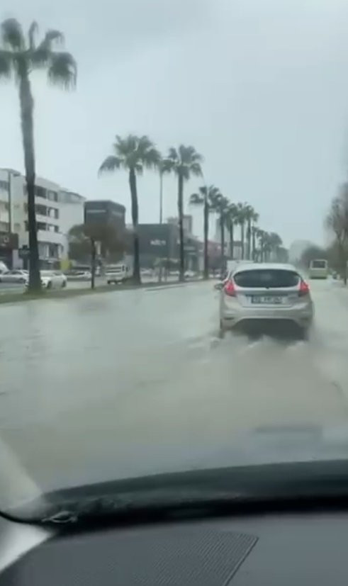 Adana’da yağmur sonrası yollar göle döndü! Öğrenciler servis aracından böyle tahliye edildi
