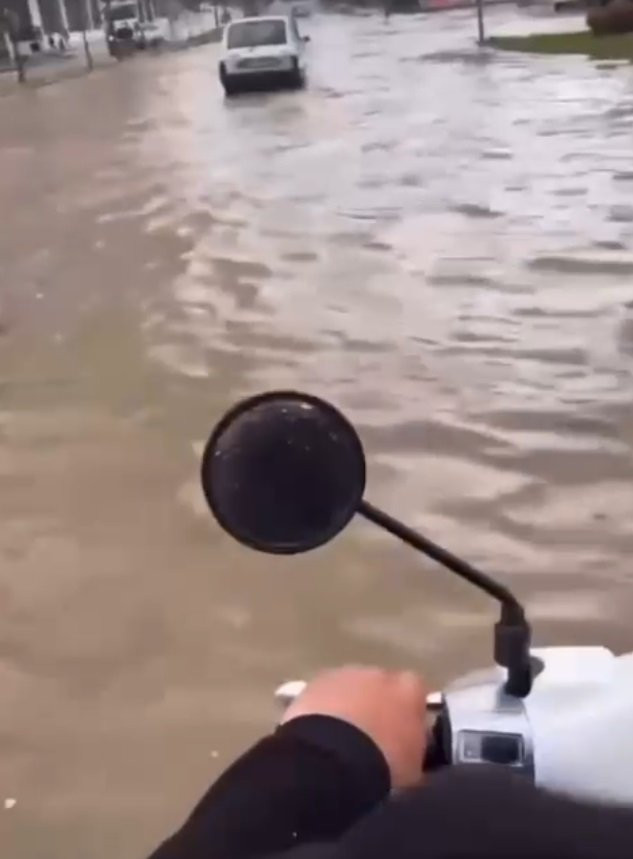 Adana’da yağmur sonrası yollar göle döndü! Öğrenciler servis aracından böyle tahliye edildi