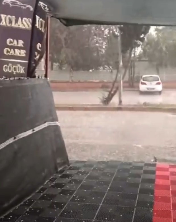 Adana’da yağmur sonrası yollar göle döndü! Öğrenciler servis aracından böyle tahliye edildi