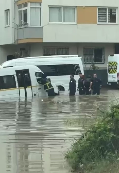 Adana’da yağmur sonrası yollar göle döndü! Öğrenciler servis aracından böyle tahliye edildi