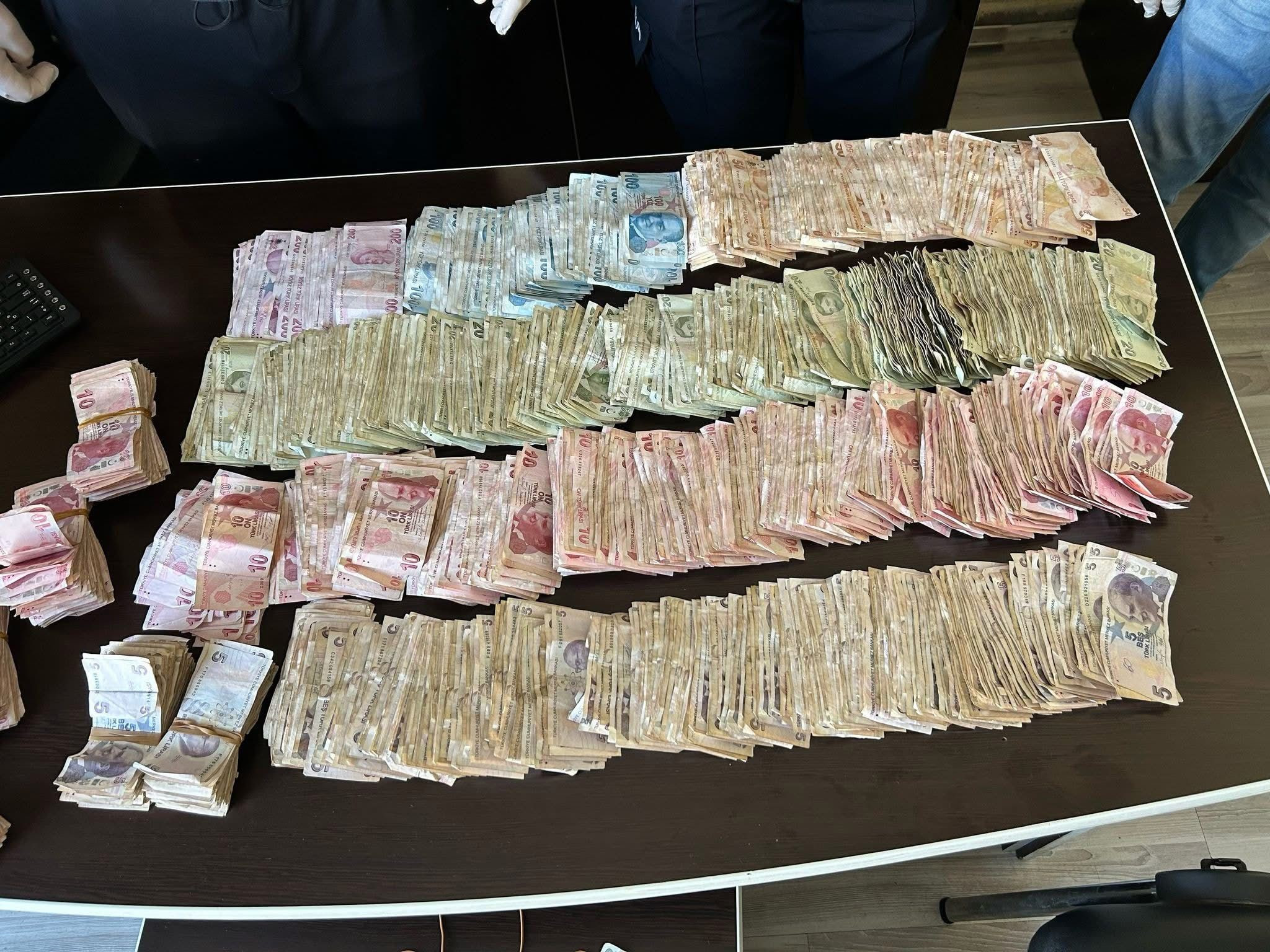 dilenci-degil-sanki-ayakli-banka-boynundaki-3-cantadan-45-bin-600-lira-cikti-5-zabita-3-saate-sayabildi-yenicag-11.jpg