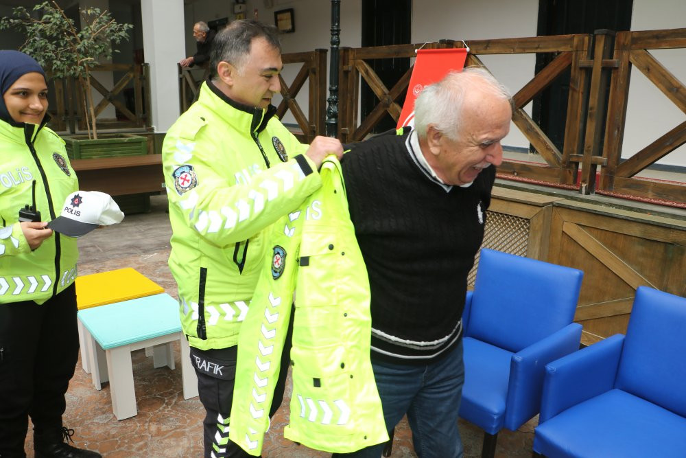 Huzurevi sakini hayaline kavuştu! 68 yaşında trafik polisi oldu