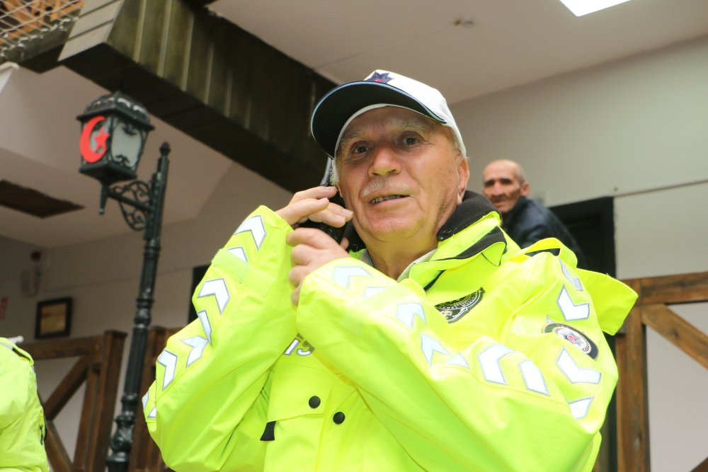 Huzurevi sakini hayaline kavuştu! 68 yaşında trafik polisi oldu