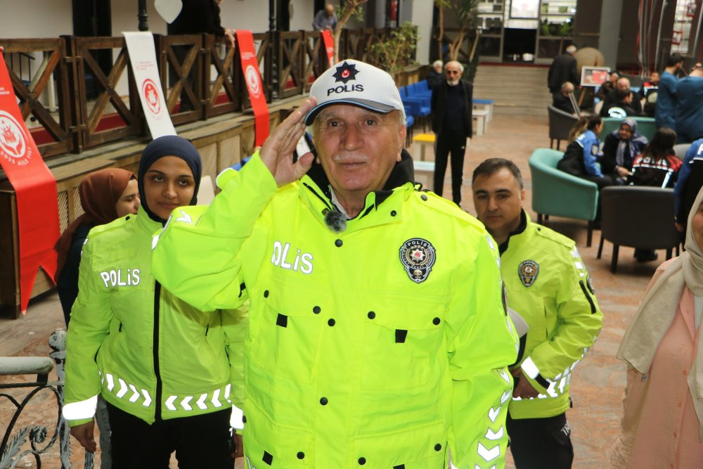 Huzurevi sakini hayaline kavuştu! 68 yaşında trafik polisi oldu