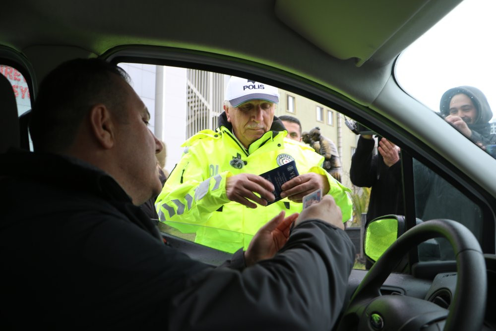 Huzurevi sakini hayaline kavuştu! 68 yaşında trafik polisi oldu