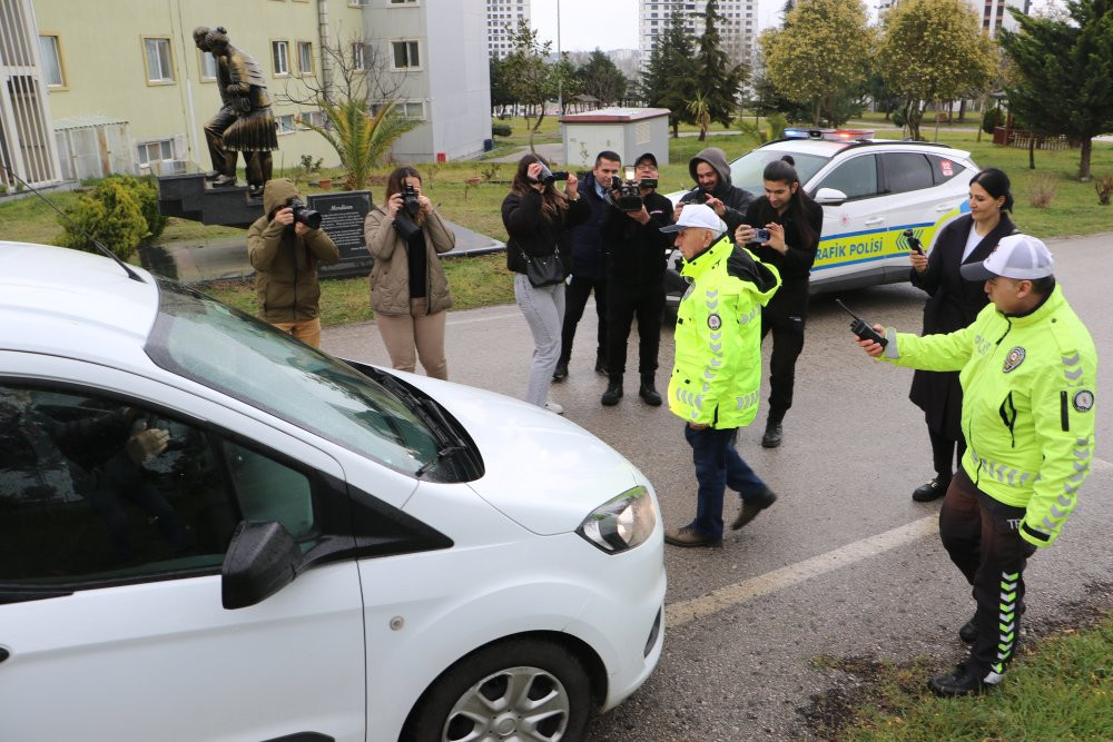 Huzurevi sakini hayaline kavuştu! 68 yaşında trafik polisi oldu