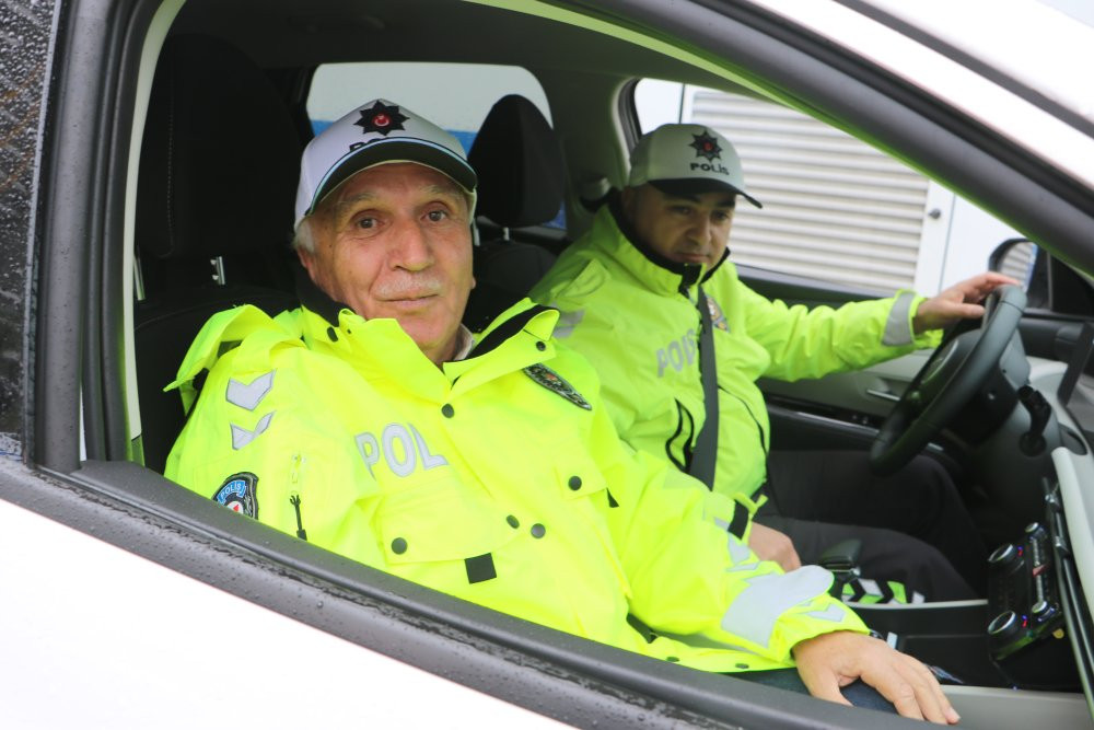 Huzurevi sakini hayaline kavuştu! 68 yaşında trafik polisi oldu