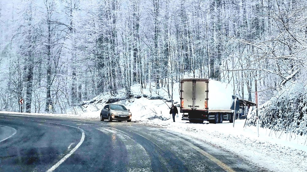 Kar ve buzlanma ulaşımı aksattı