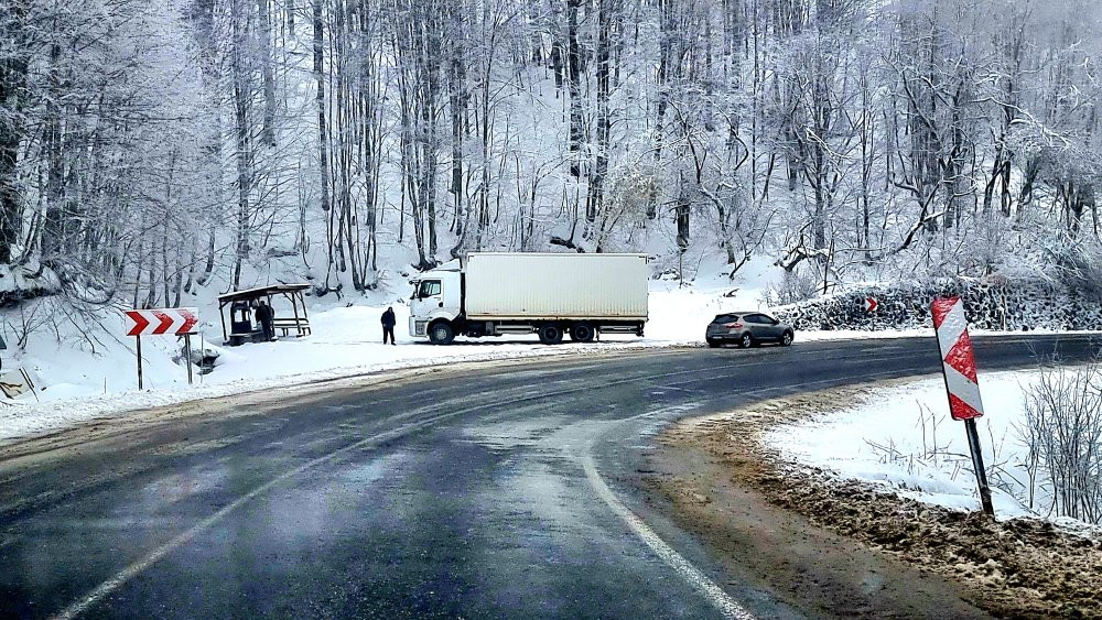 Kar ve buzlanma ulaşımı aksattı