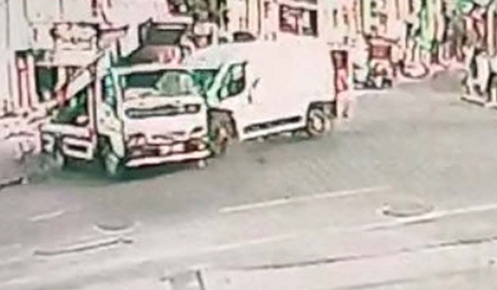 Karabağlar’da zincirleme kaza: Otomobil, minibüsle kamyonete çarptı: 3 yaralı