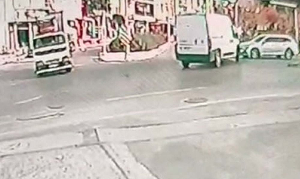 Karabağlar’da zincirleme kaza: Otomobil, minibüsle kamyonete çarptı: 3 yaralı
