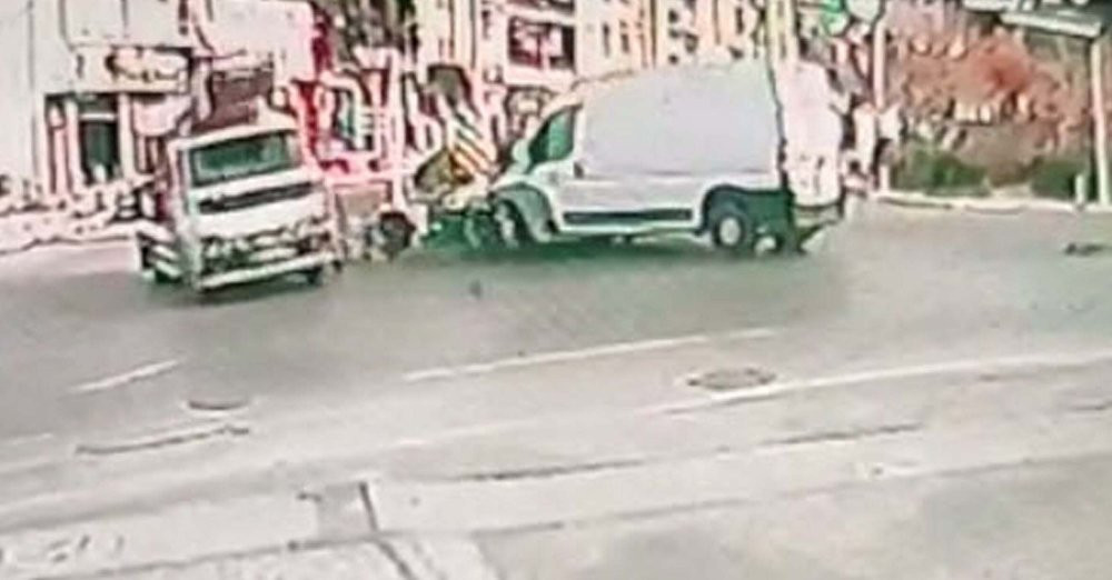 Karabağlar’da zincirleme kaza: Otomobil, minibüsle kamyonete çarptı: 3 yaralı