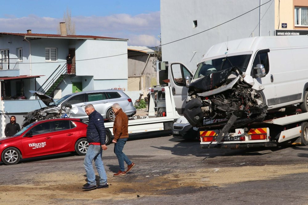 Karabağlar’da zincirleme kaza: Otomobil, minibüsle kamyonete çarptı: 3 yaralı