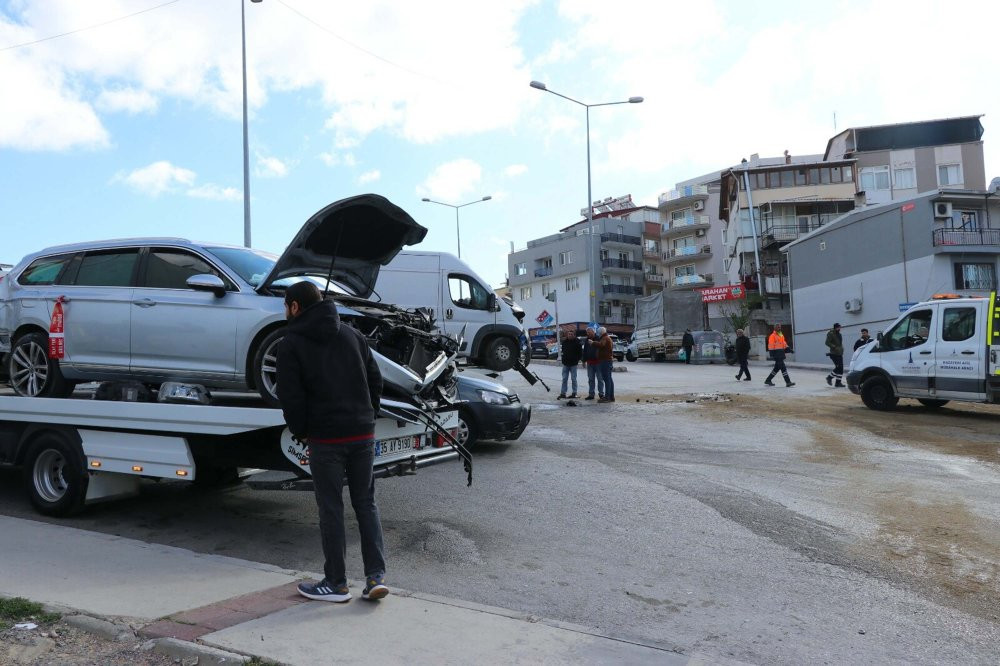 Karabağlar’da zincirleme kaza: Otomobil, minibüsle kamyonete çarptı: 3 yaralı