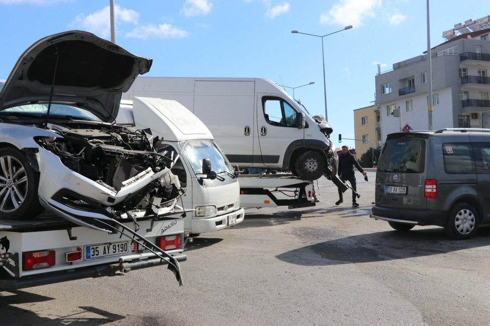 Karabağlar’da zincirleme kaza: Otomobil, minibüsle kamyonete çarptı: 3 yaralı