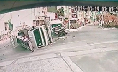 karabaglarda-zincirleme-kaza-otomobil-minibusle-kamyonete-carpti-3-yarali-yenicag-1.jpg