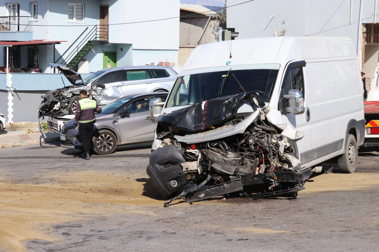 karabaglarda-zincirleme-kaza-otomobil-minibusle-kamyonete-carpti-3-yarali-yenicag-4.jpg