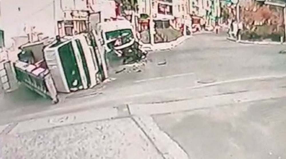 Karabağlar’da zincirleme kaza: Otomobil, minibüsle kamyonete çarptı: 3 yaralı