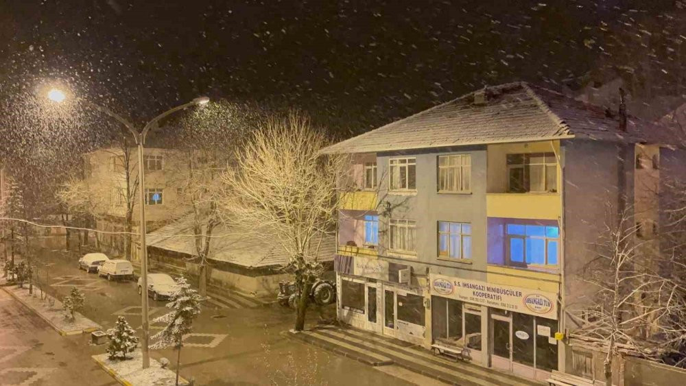 Kastamonu'da binaların çatıları beyaza büründü