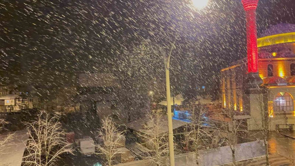 Kastamonu'da binaların çatıları beyaza büründü