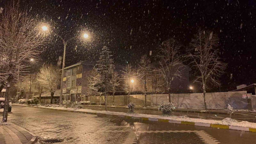 Kastamonu'da binaların çatıları beyaza büründü