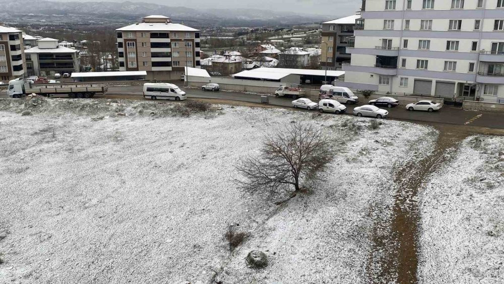 Kastamonu'da binaların çatıları beyaza büründü