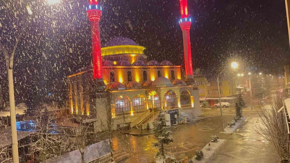 Kastamonu'da binaların çatıları beyaza büründü