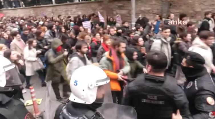 polisten-istanbul-universitesi-ogrencilerine-mudahale-yenicag-13.jpg