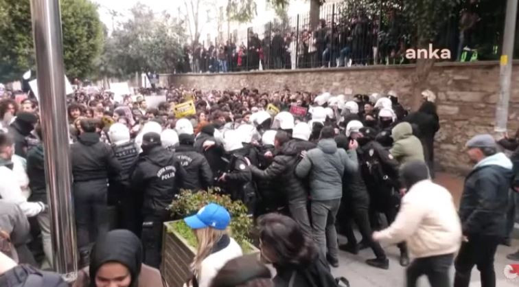 polisten-istanbul-universitesi-ogrencilerine-mudahale-yenicag-2.jpg