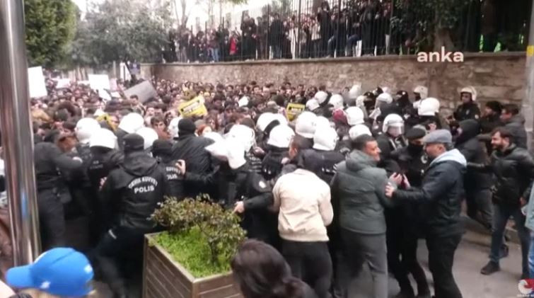 polisten-istanbul-universitesi-ogrencilerine-mudahale-yenicag-3.jpg