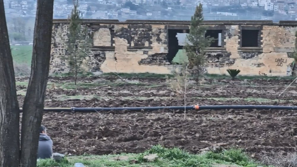 Sit alanını araziyi işgale kalkıştı! Başına silah dayayıp direndi